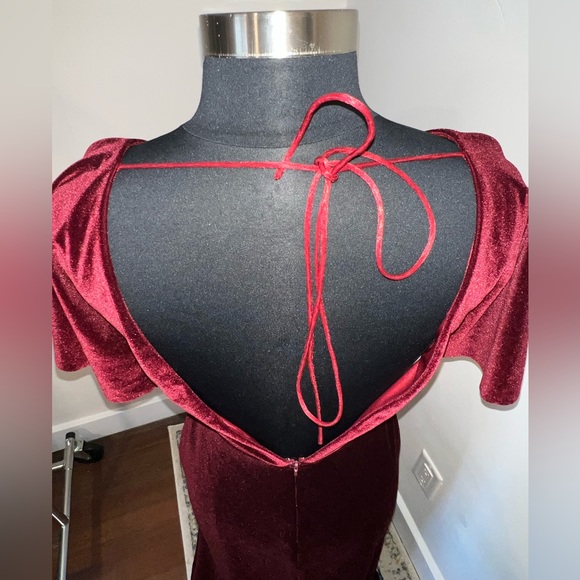 JENNY YOO Burgundy Velvet Backless Flutter Sleeve Gown 🌹 - Picture 10 of 17